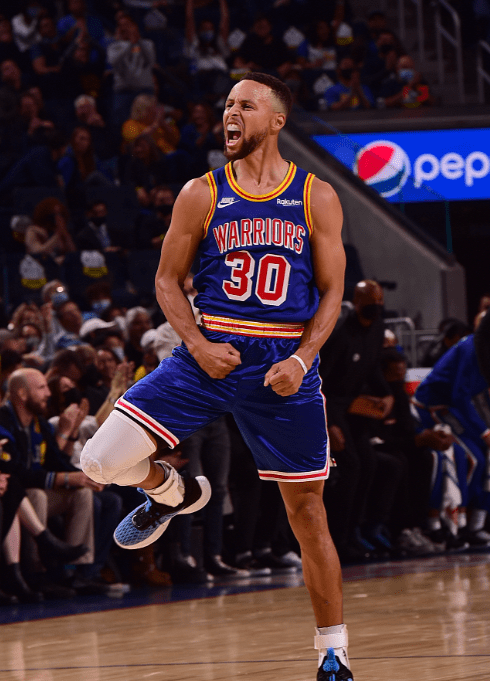 名记：字母哥即将得到3亿美元续约，各队高管对此有些犹豫（权威记者：字母哥接近达成3亿美元续约，多队高管仍持观望态度）