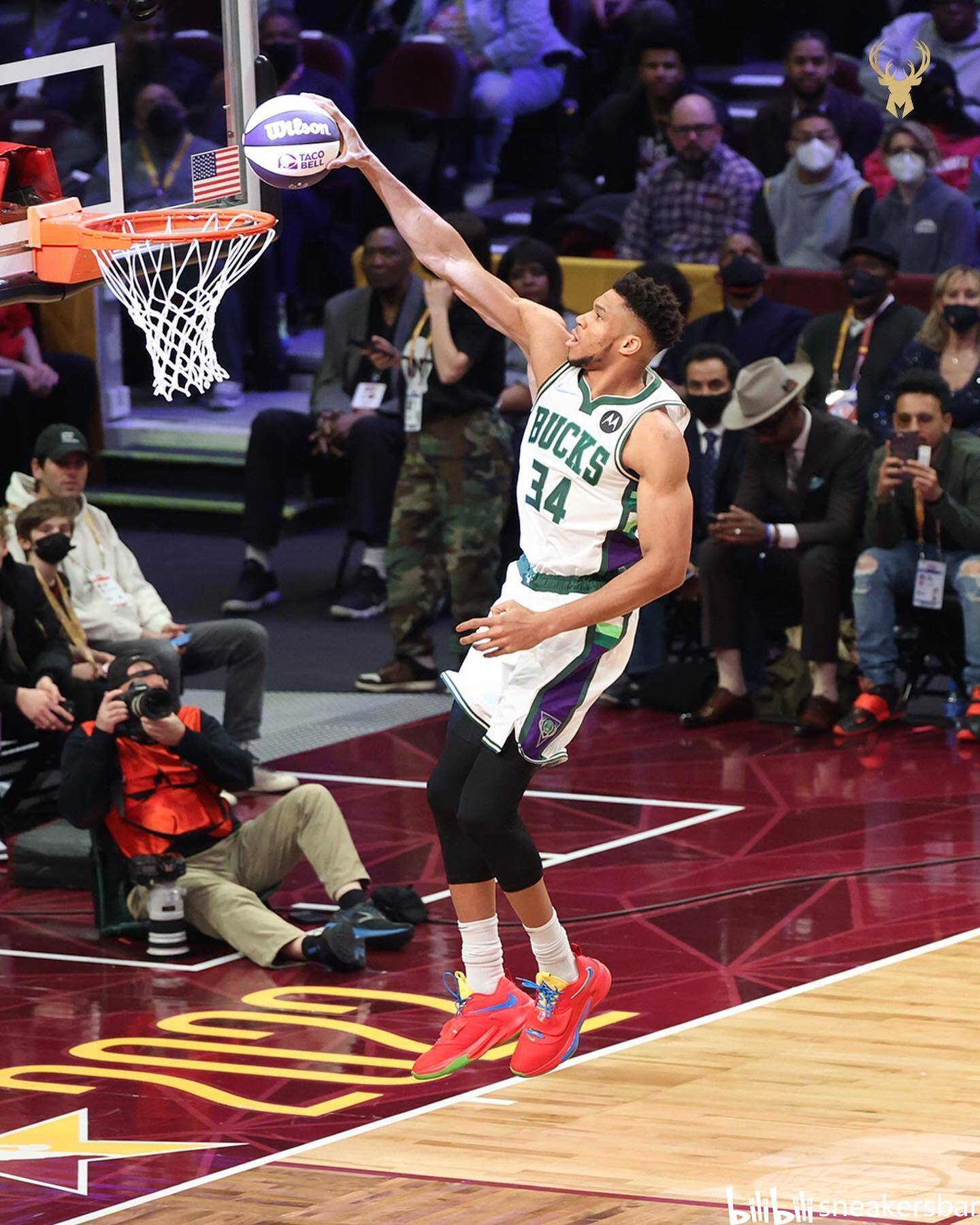 比肩传奇！东契奇成为NBA历史第四位40分三双次数上双的球员（东契奇再创纪录：成NBA史上第4位40分三双次数达两位数的球员）