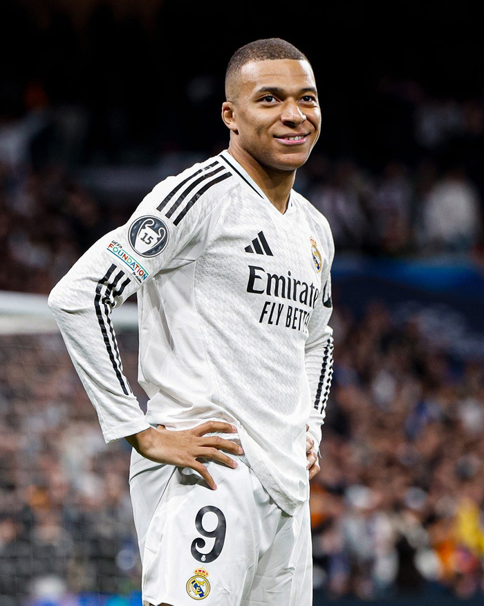 欧冠赛场精彩瞬间：皇马2-1取胜,（欧冠精彩回顾：皇马2比1力克对手）