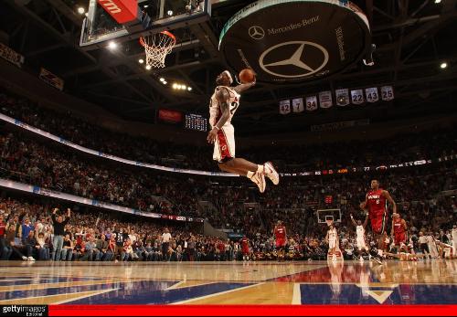 进攻大战！布伦森＆英格拉姆球星对飚，两队首节狂砍74分（火力全开：布伦森与英格拉姆对飙，首节两队合砍74分）