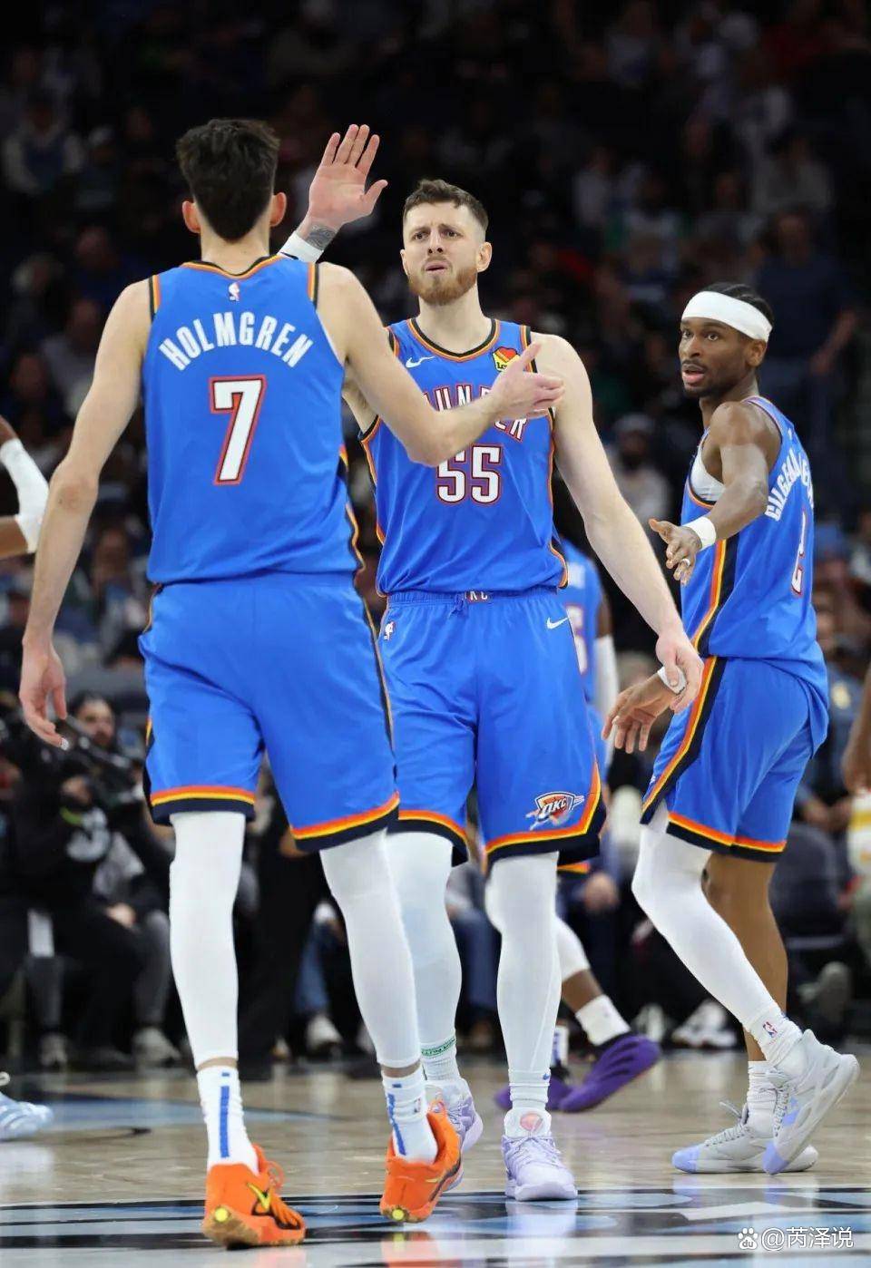 叙旧！杜兰特和拄着拐杖的比尔在赛前热聊（杜兰特赛前与拄拐比尔相谈甚欢）