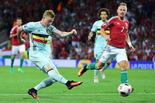 利物浦主场迎战布莱顿，两队战意高昂，利物浦凭借主场优势和阵容完整度有望取胜。（利物浦主场对阵布莱顿，双方斗志旺盛，红军凭主场与人员齐整更有胜算）