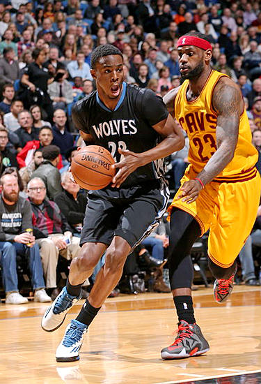 门将助攻前锋！离谱名场面（门将送出助攻，前锋破门上演离谱一幕）