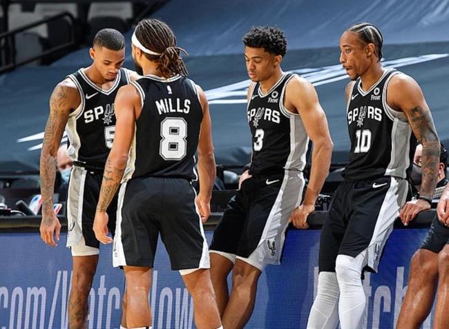 海港6日上午转道新加坡去新山，颜骏凌、徐新获颁纪念球衣（海港队6日上午经新加坡转赴新山，颜骏凌与徐新获赠纪念球衣）