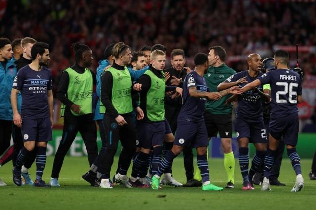 致敬李惠堂，赞助商犀旺送给魏祥鑫一颗柚子足球（犀旺致敬李惠堂，为魏祥鑫赠送一颗柚子足球）