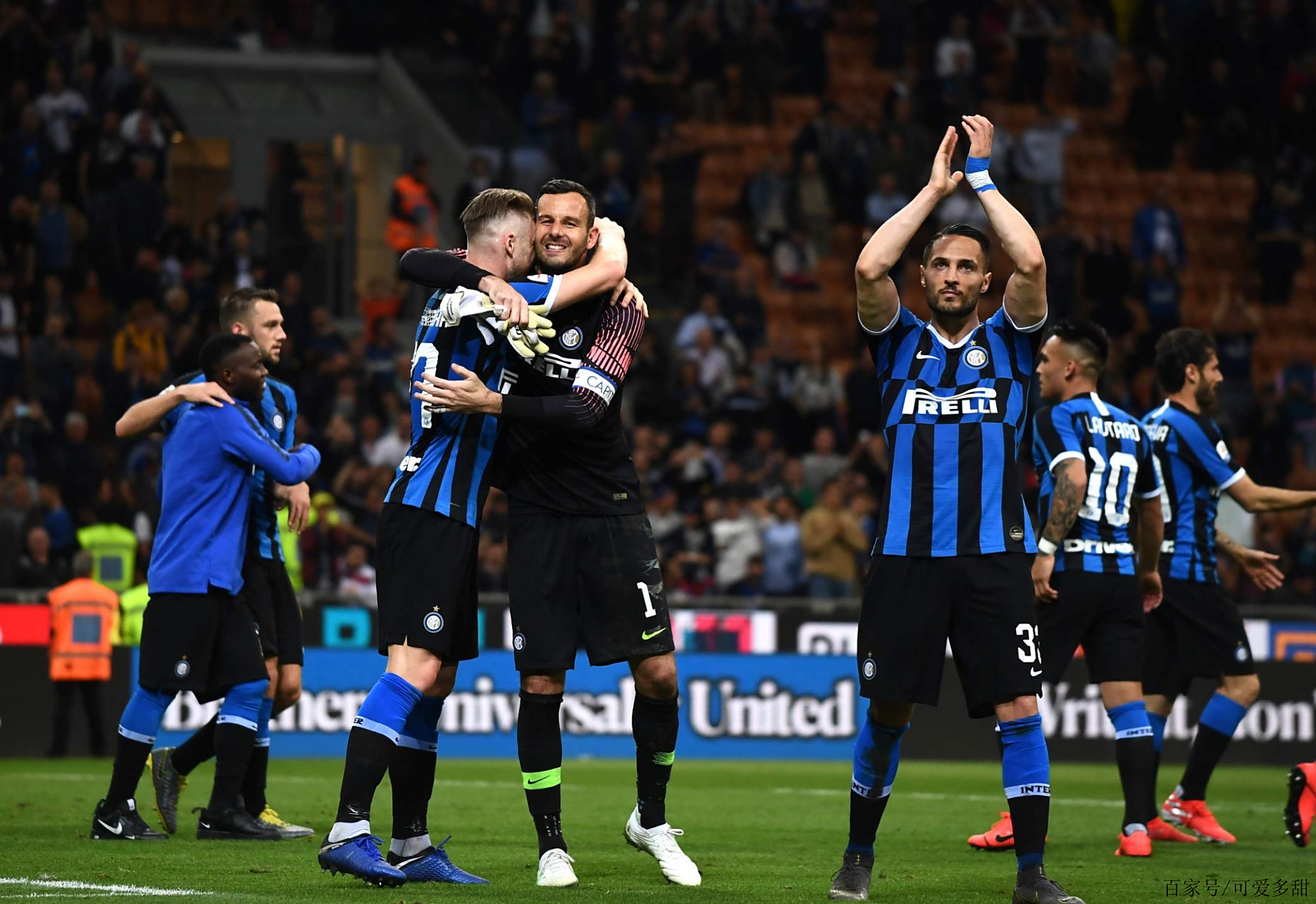 莱奥：我正在学习踢中锋，球队在场内场外都在帮助我（莱奥：正适应中锋位置，球队内外给予我支持）