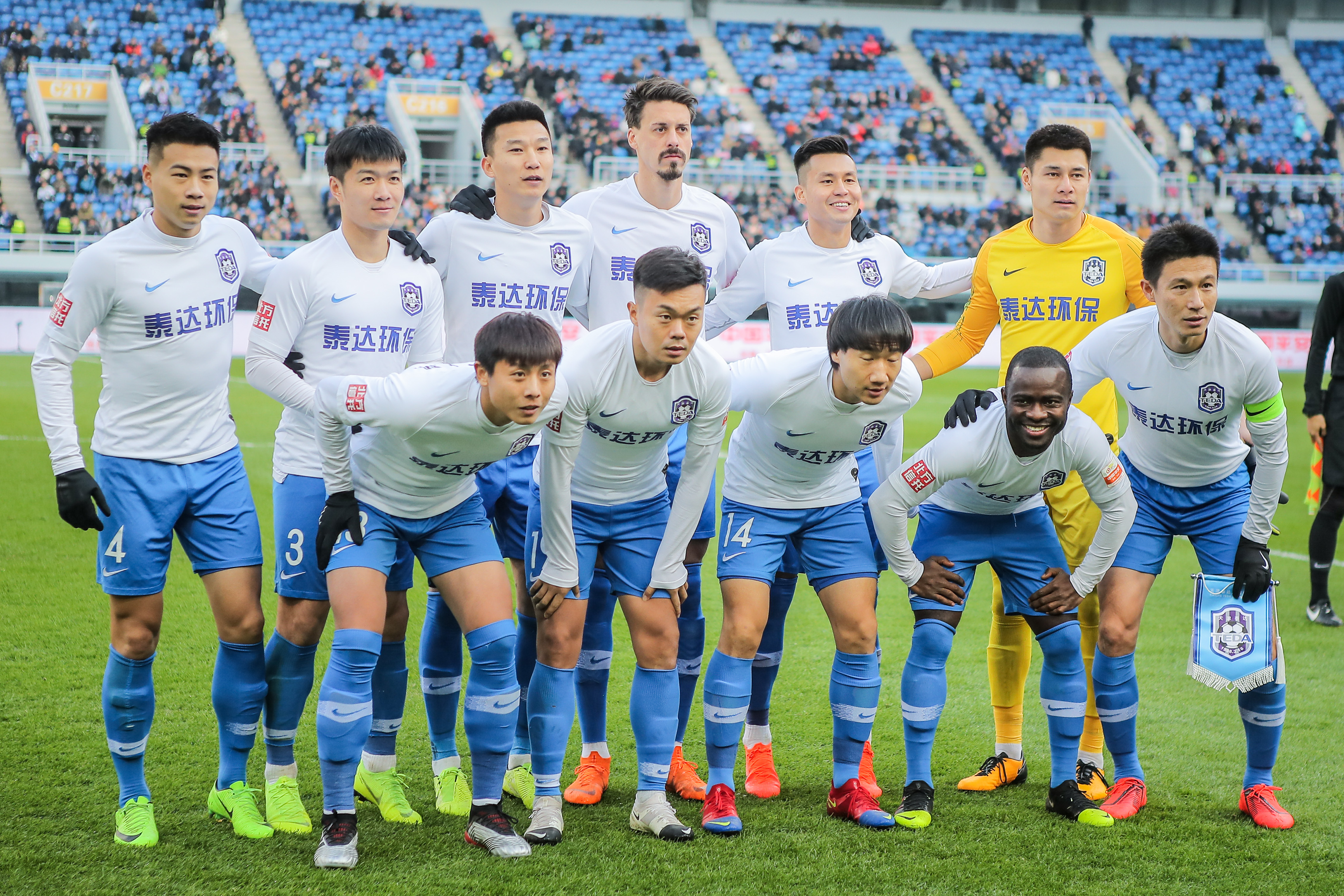 篮球湖人核心球员连续得分上双（湖人核心球员连场得分上双）