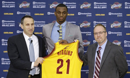 不容易！库里迎来复出后首胜 此前勇士遭遇三连败（库里复出艰难拿下首胜，勇士此前吞三连败）