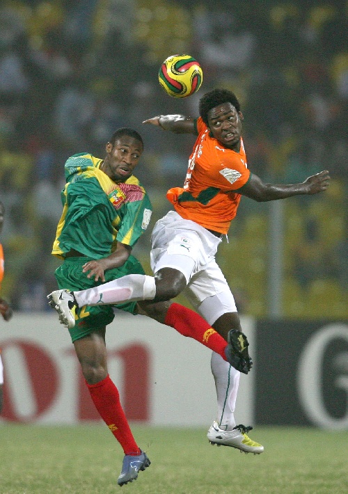 封烟呢？荷甲阿贾克斯vs格罗宁根因为烟雾太大被终止（荷甲阿贾克斯VS格罗宁根因浓烟过大比赛中止）