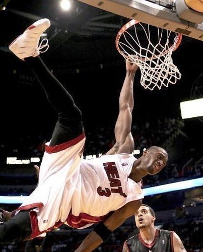 哈兰德梅开二度 曼城轻取对手（哈兰德独中两元，曼城轻松取胜）