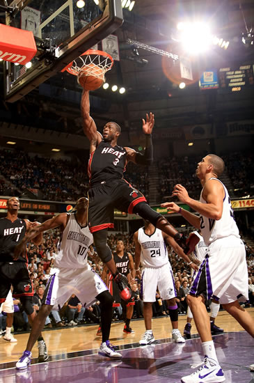 邮报：一组织发起诉讼，要FIFA赔偿球员因转会规定损失的收入（邮报称：某组织起诉国际足联，要求赔付球员因转会规则造成的收入损失）